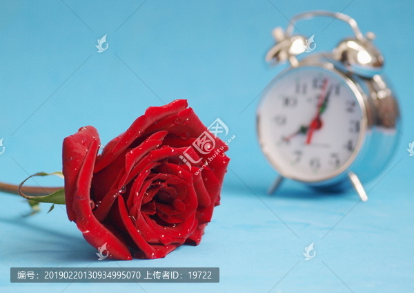 红色玫瑰和时钟