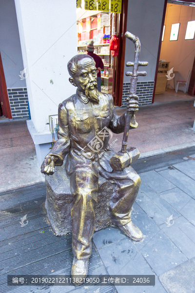 海口忠介路步行街街头卖艺人雕塑