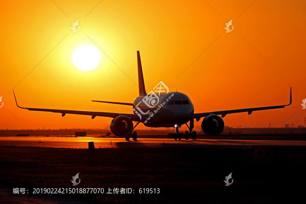 夕陽中滑行的飛機