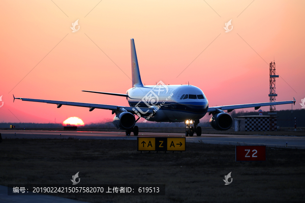 夕陽中滑行的飛機