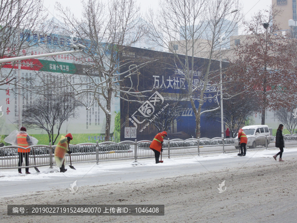 环卫工人清雪