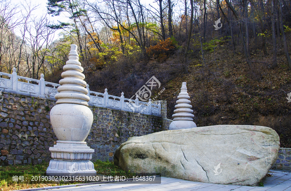 千山香岩寺塔林一侧的两座石塔