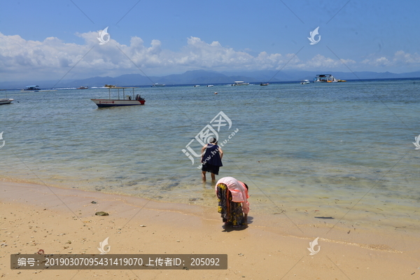 海浪沙滩美女