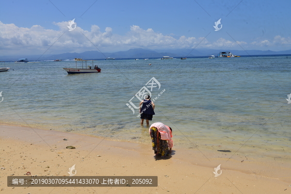 海浪沙滩美女