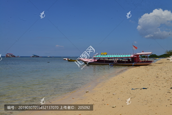 海浪沙滩美女