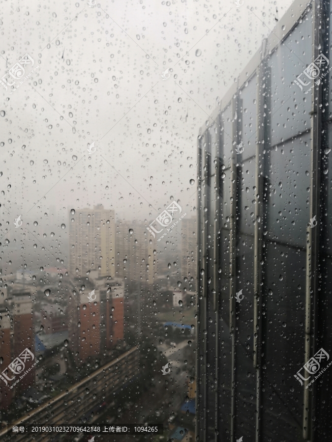 下雨后的城市