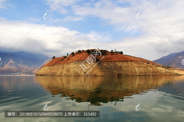 汉源湖中岛倒影