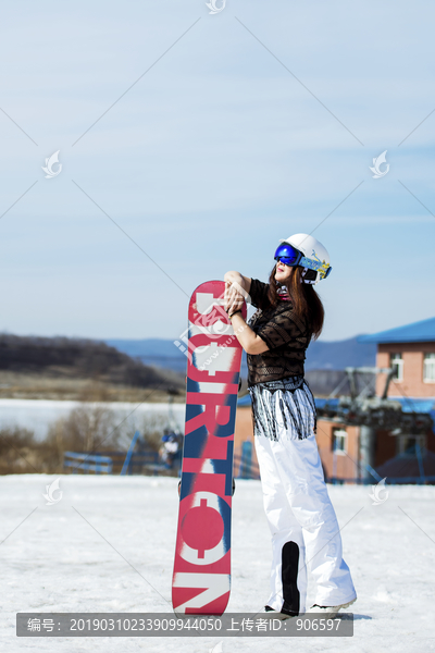 手拿滑雪板的女人