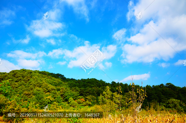 千山积翠山景区天空彩云与山