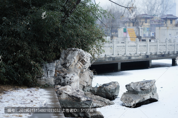 湖里的雪