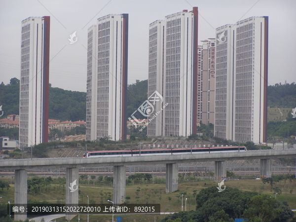 港铁深圳龙华线龙悦居