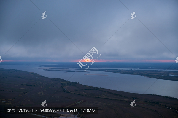 日出的河流平原风景