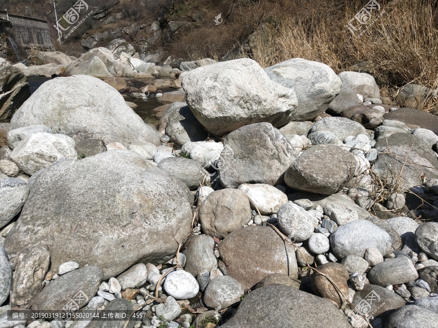 山间溪流