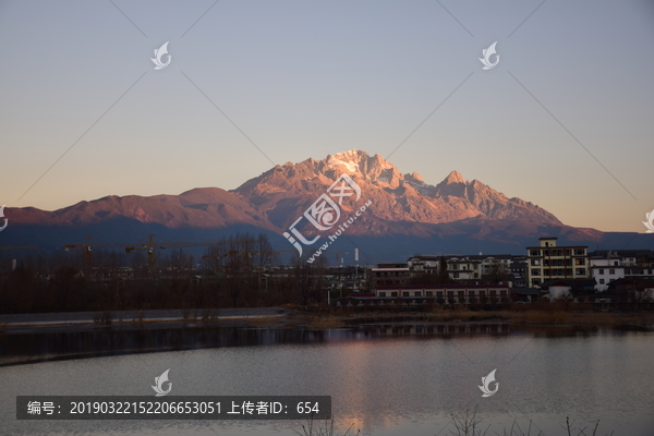 玉龙雪山日出金山