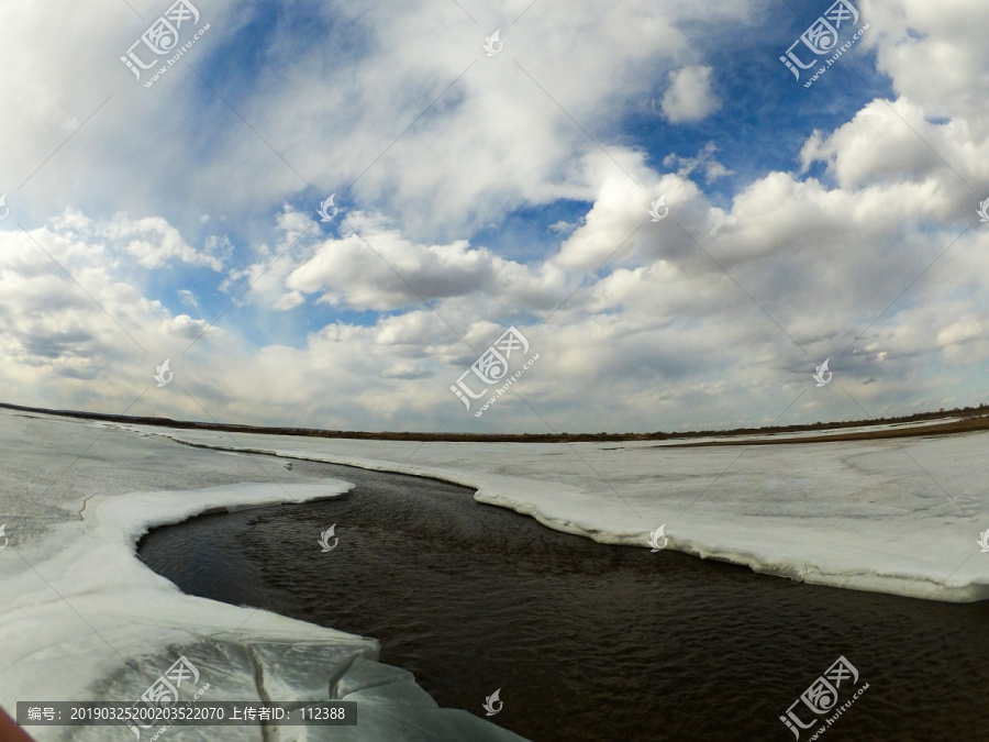 晴空万里河流冰天雪地冬天晴天