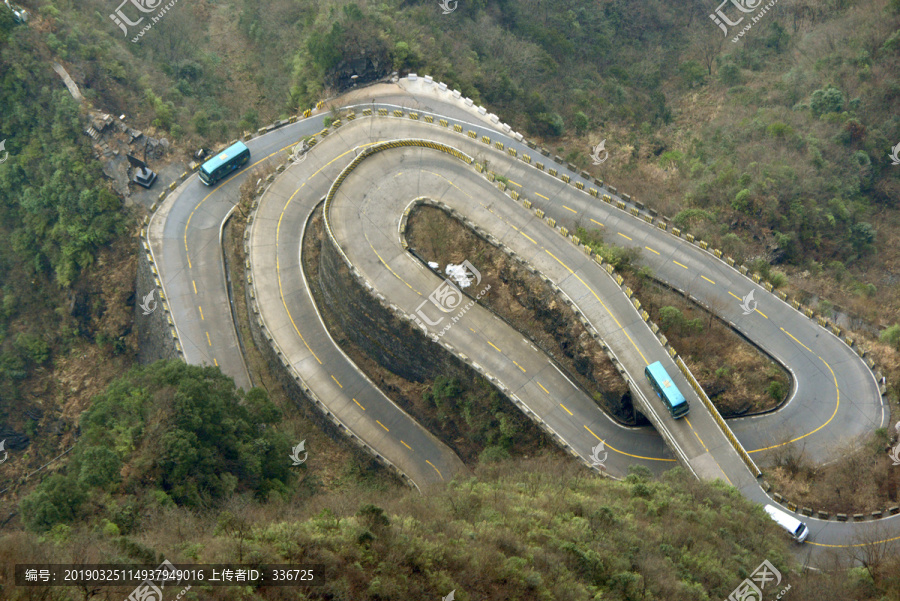 俯瞰张家界天门山公路奇观