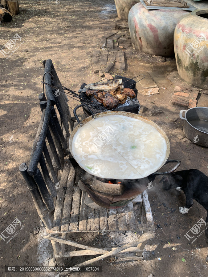 柬埔寨农村烤鱼熬汤