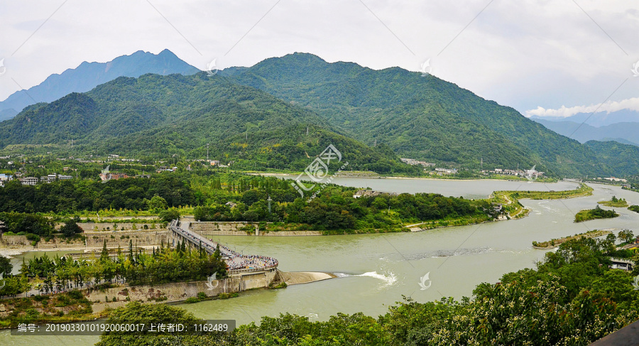 都江堰远眺