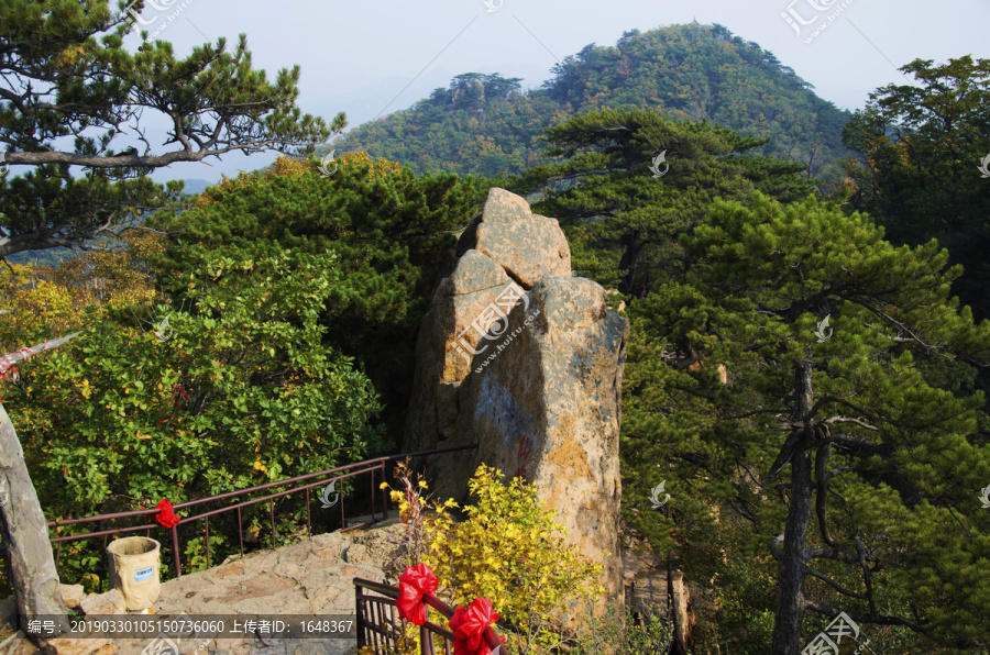 千山仙人台山顶险峻山石与群山