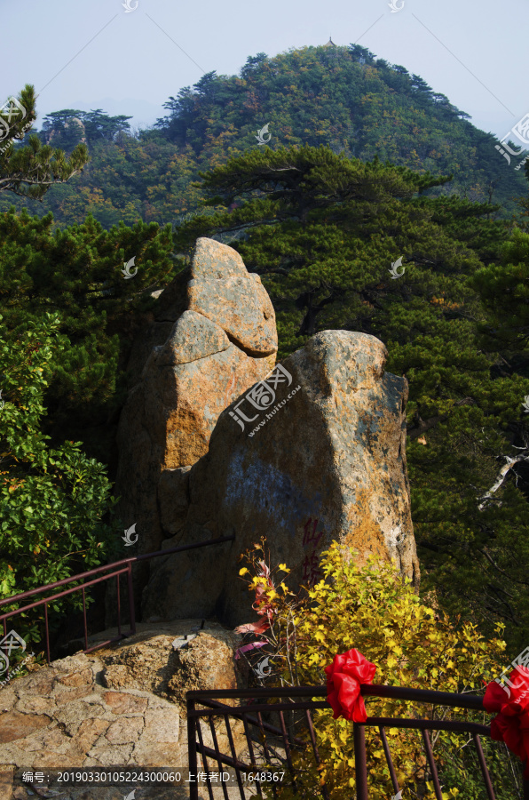 千山仙人台山顶险峻山石与群山