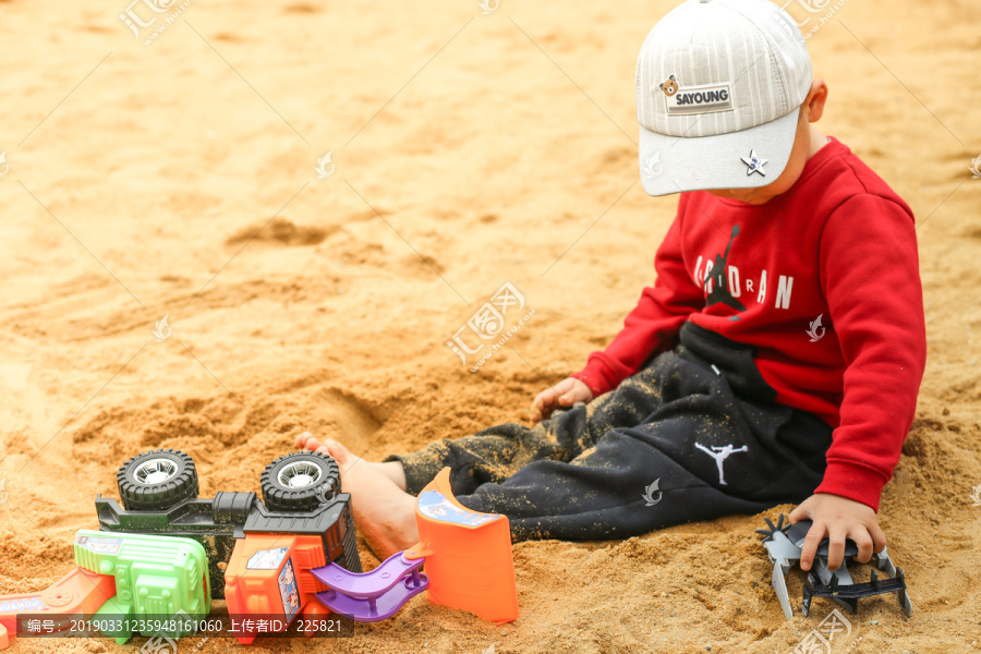 玩沙的小孩