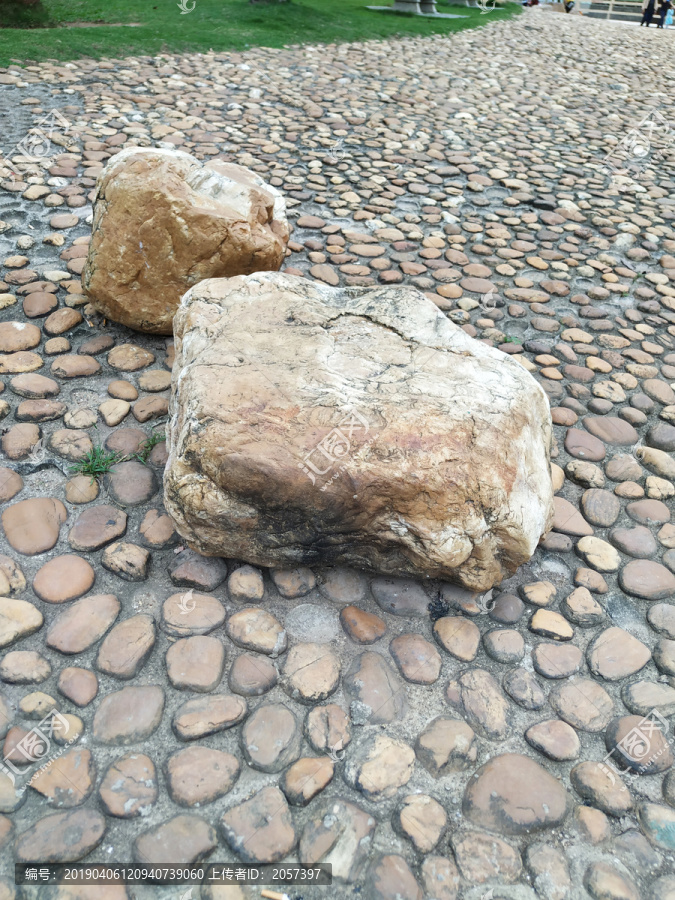 鹅卵石路和大石头