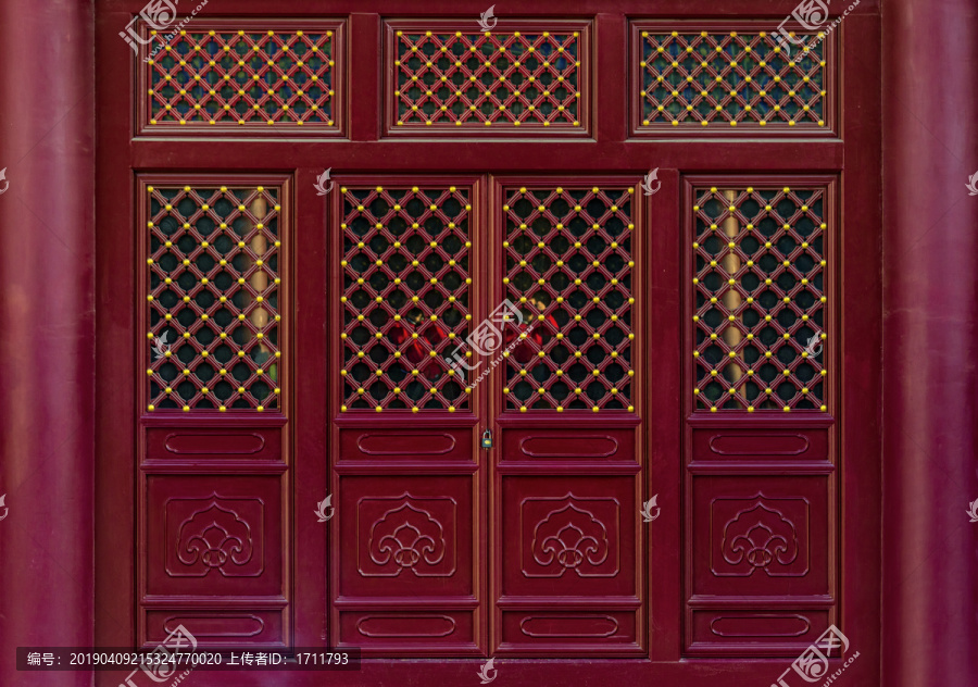 中式古典红大门