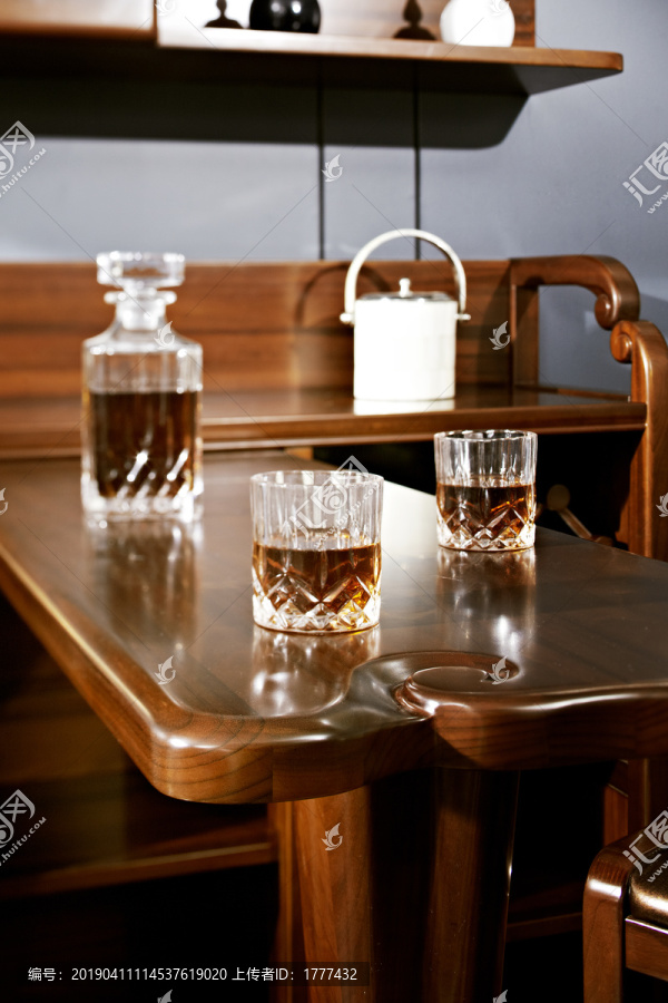 餐桌上的威士忌