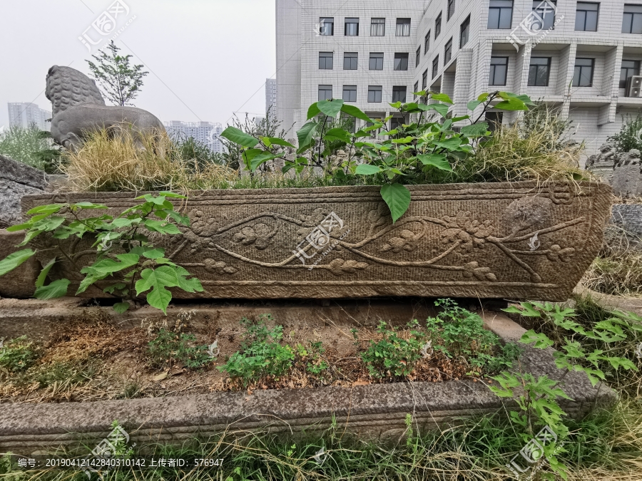 石槽与花草