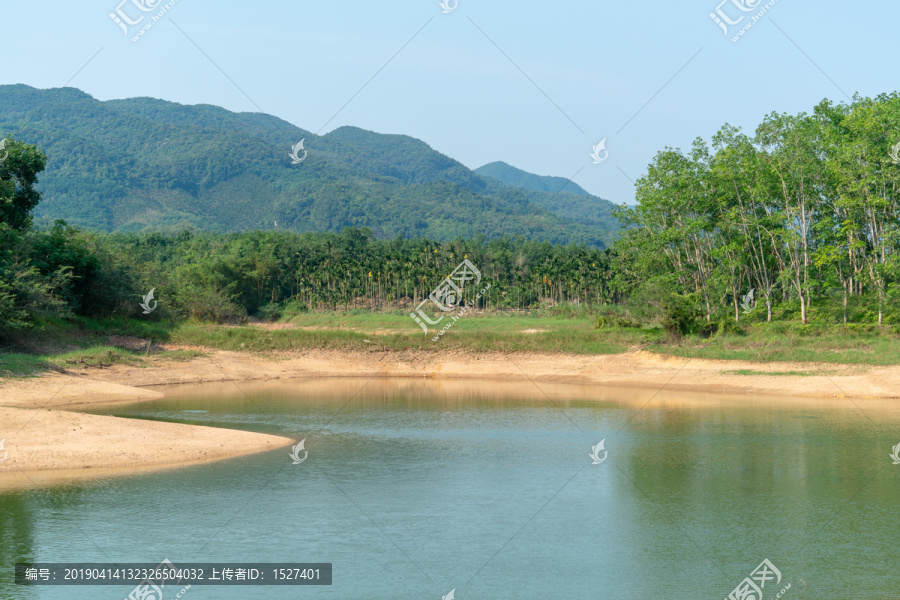 海南夏天的湖水