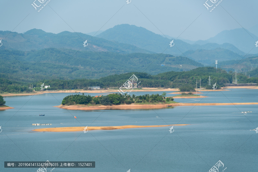 夏天的山林湖泊