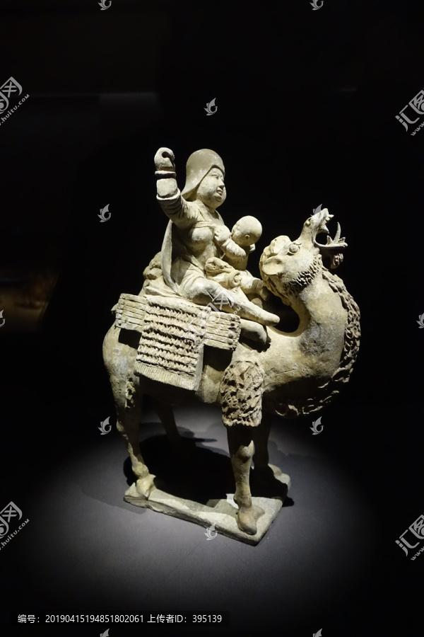 彩绘陶骑骆驼哺乳妇人俑