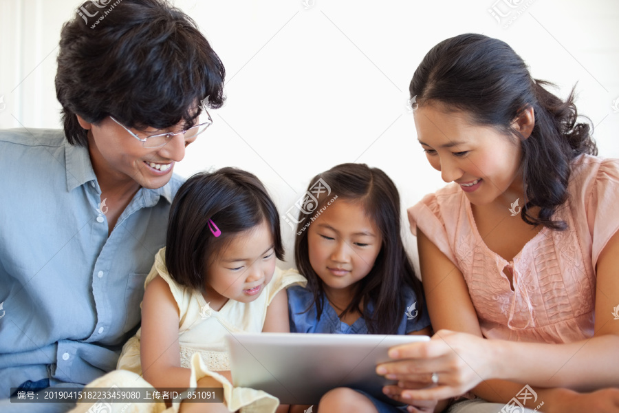 幸福家庭在一起玩平板电脑