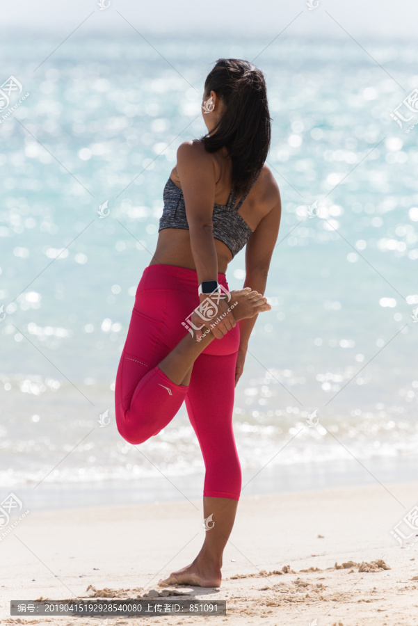 在海滩上锻炼的女人