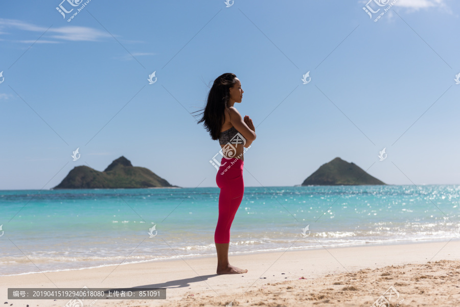 海滩上练瑜伽的女人