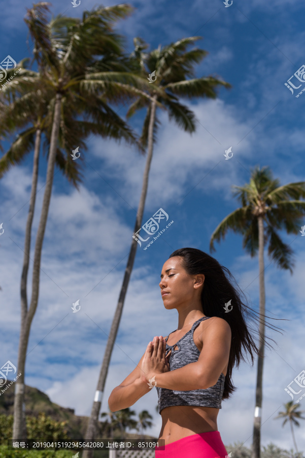 海滩上练瑜伽的女人