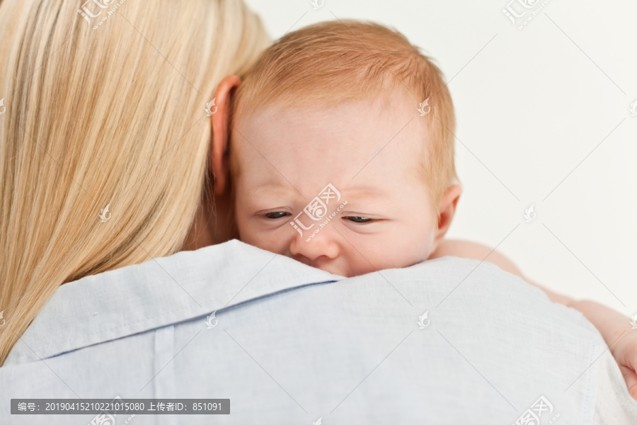 抱婴儿的年轻母亲