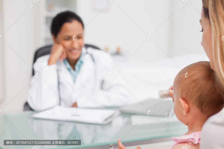 外国母亲带她的小宝宝去看医生	