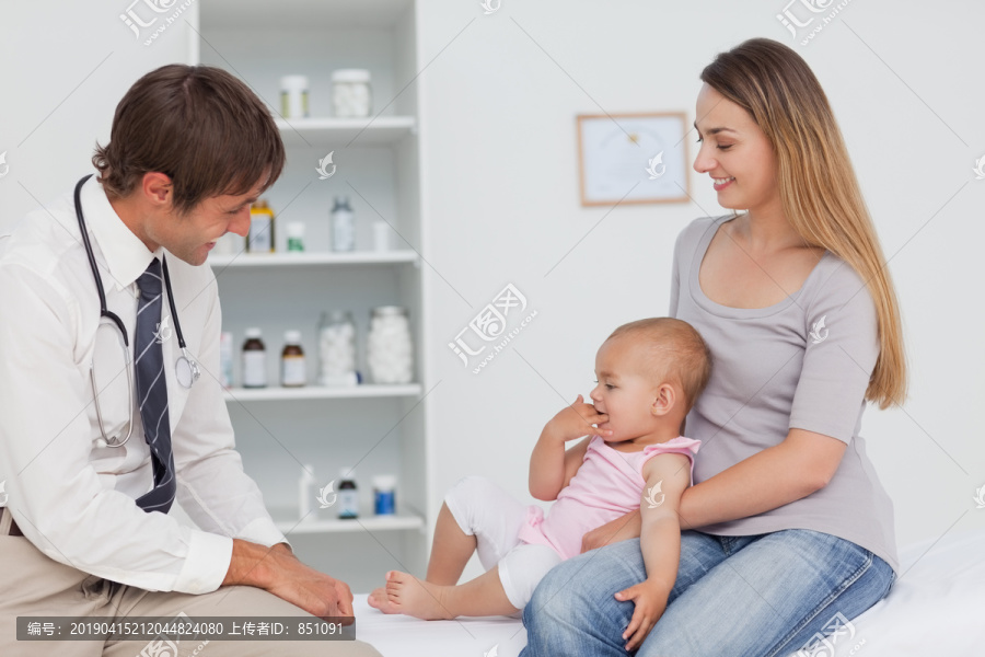 外国母亲带她的小宝宝去看医生
