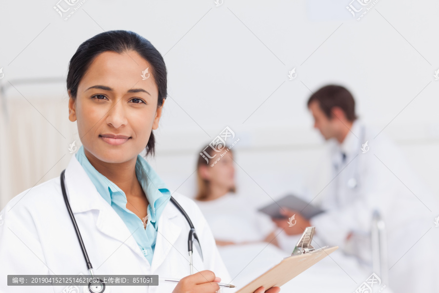 微笑的医生站着病人病房里