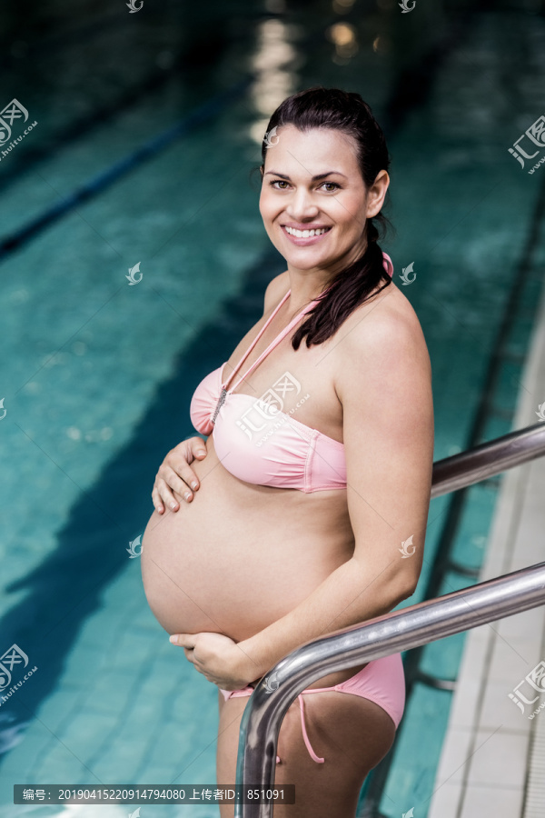 休闲中心游泳池的孕妇