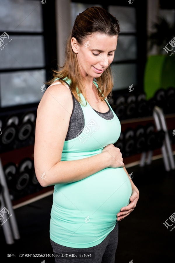 孕妇在健身房摸肚子