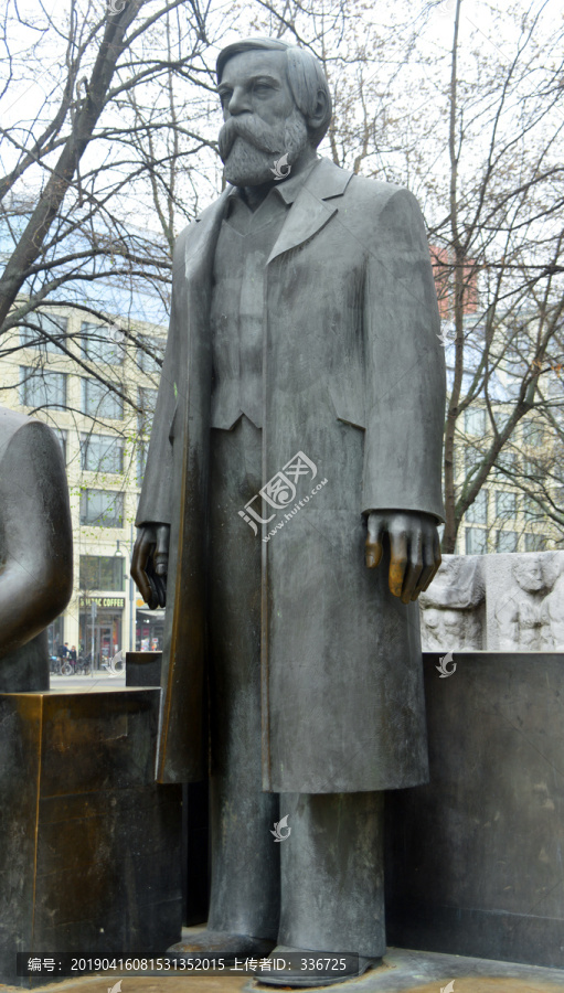 柏林马恩广场恩格斯塑像