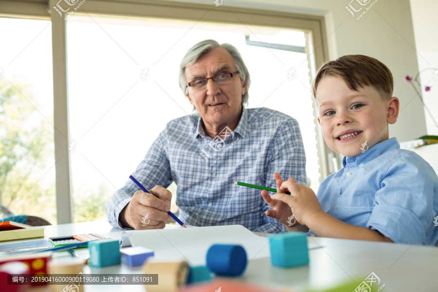 爷爷和孙子在客厅画画
