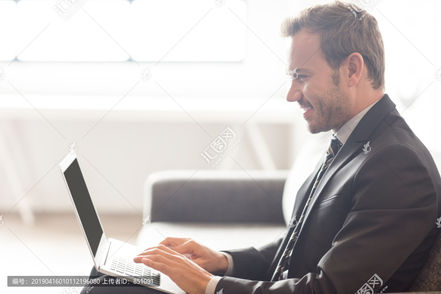 商人在工作中使用笔记本电脑