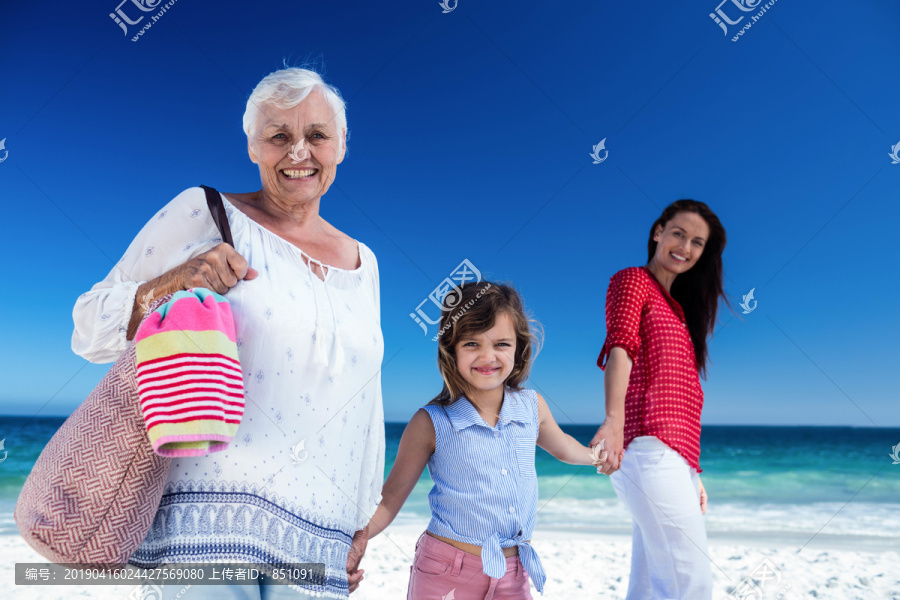 多代家庭牵手海滩