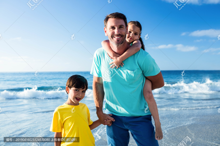 在海滩上玩耍的家庭