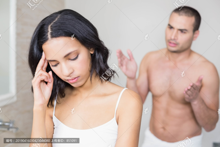 不开心的年轻夫妇在浴室里争吵