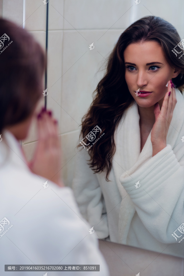 淺棕色女人在臉上涂面霜