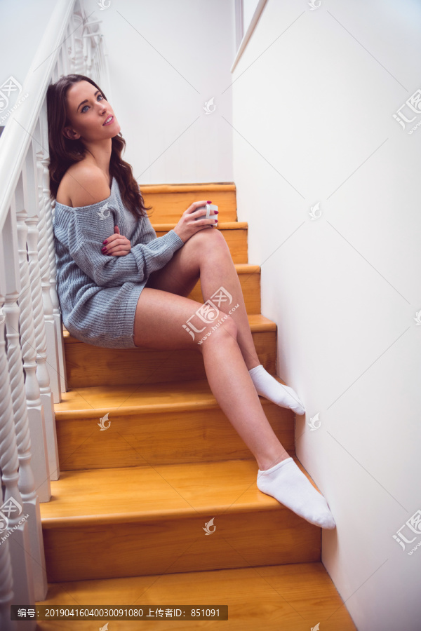 喝咖啡的时候坐在楼梯上的女人